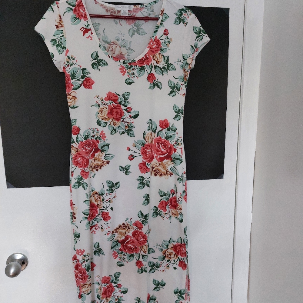 Magazine whit floral dress
